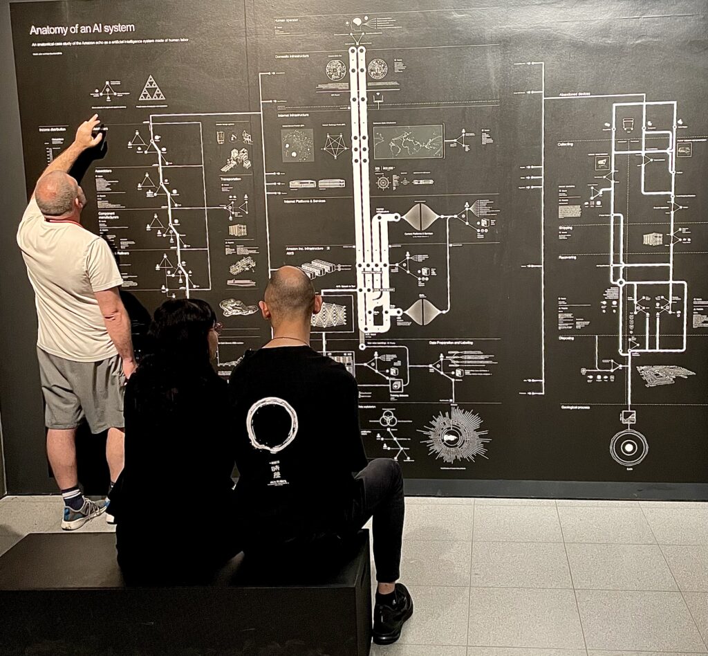 Exposição O Mundo Através da IA no Sesc 24 de Maio, em São Paulo, apresenta a história da inteligência artificial por meio da arte e da tecnologia.