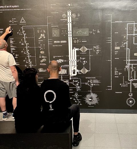 Exposição O Mundo Através da IA no Sesc 24 de Maio, em São Paulo, apresenta a história da inteligência artificial por meio da arte e da tecnologia.